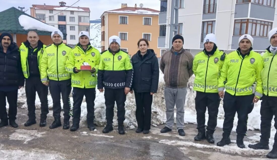 Erzincan Trafik Denetleme Ekipleri, Soğukta Doğum Günü Sürpriziyle Moral Depoladı Erzincan İl Emniyet Müdürlüğü Refahiye Bölge Trafik Denetleme İstasyonu, bir