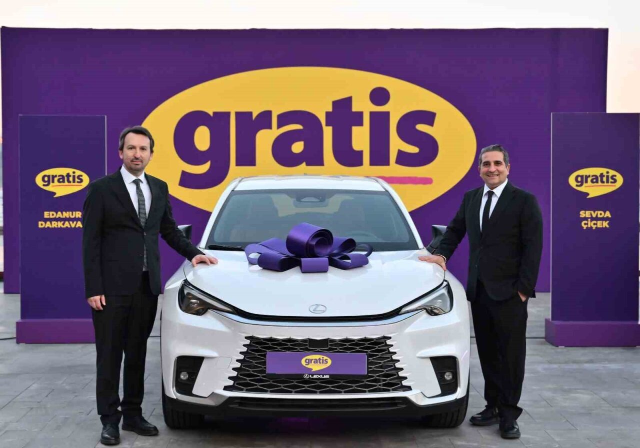 Gratis, 15. yıl kutlaması kapsamında düzenlediği kampanyada 15 Lexus LBX