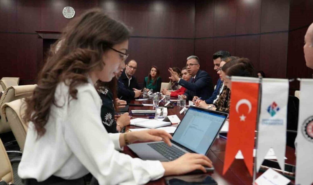 Gastronomi Sektöründe İstihdam Sorunları ve Çözüm Yolları Gaziantep’te Tartışıldı Gaziantep Ticaret Odası'nda düzenlenen "Gastronomi Sektörü Servis Elemanı İstihdamı Çalıştayı",