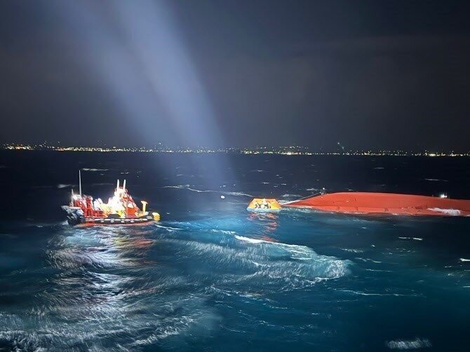 Jeju Adası’nda balıkçı teknesi alabora oldu, 5 kişi kurtarıldı, kayıp 5 mürettebat aranıyor. Güney Kore'nin Jeju Adası açıklarında alabora olan Jaeseongho balıkçı teknesinde,