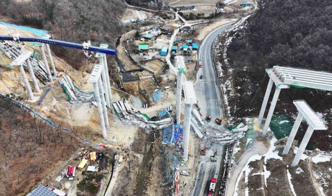 Güney Kore'nin Anseong şehrinde inşaat halindeki bir otoyol köprüsünün çökmesi