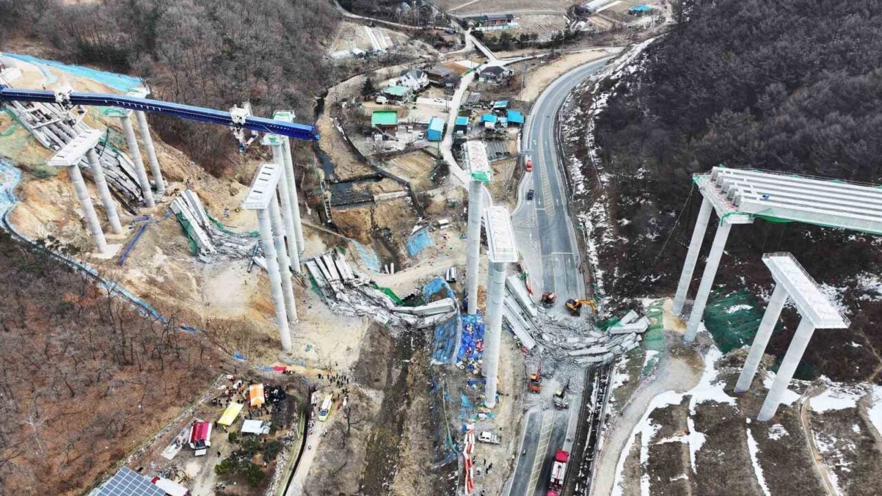 Güney Kore'nin Anseong şehrinde inşaat halindeki bir otoyol köprüsünün çökmesi