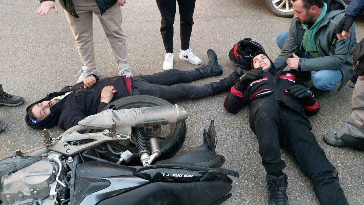 Samsun'un Canik ilçesinde hafif ticari araç ile motosikletin çarpışması sonucu