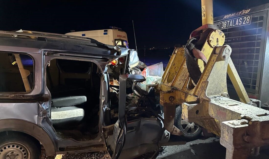 Kayseri-Malatya yolunda hafif ticari araç iş makinesine çarptı: 2 yaralı! Kayseri-Malatya yolu Kuruköprü mevkisinde H.D. yönetimindeki hafif ticari araç, H.I.'nın