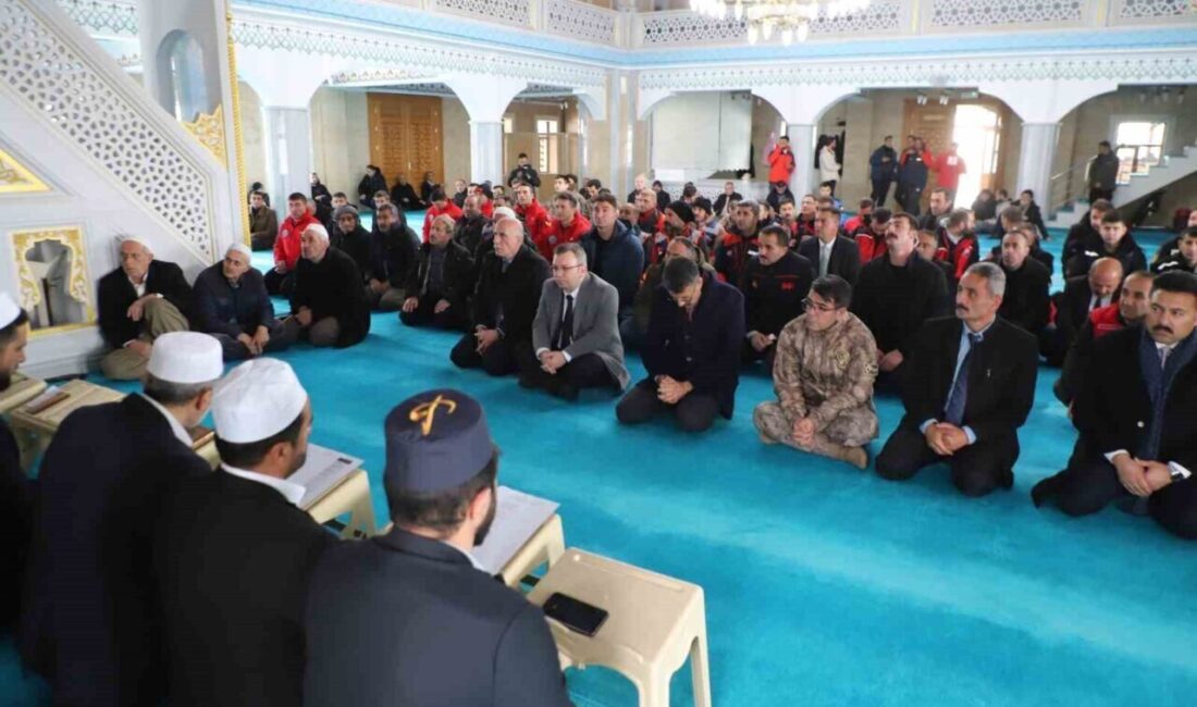 Hakkari’de Deprem Felaketinin Yıl Dönümünde Anma Töreni Düzenlendi Hakkari'de, Kahramanmaraş merkezli deprem felaketinde hayatını kaybedenler için anma etkinliği