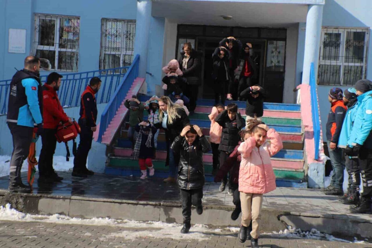 Hakkari'deki Cumhuriyet İlk ve Ortaokulu'nda AFAD tarafından "Deprem Anı ve