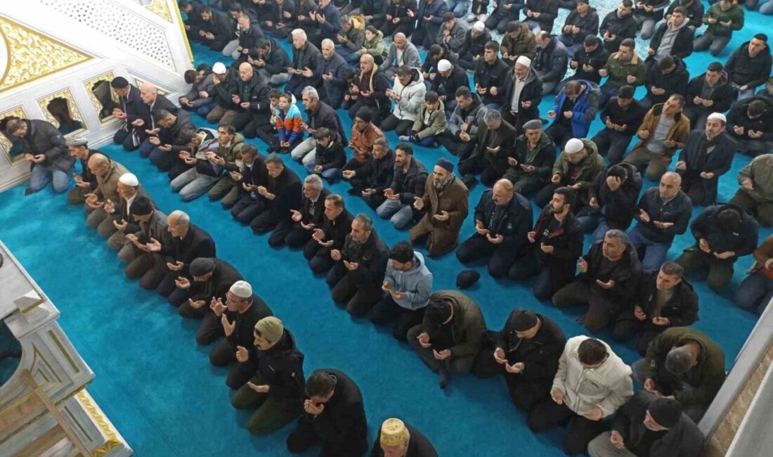 Hakkari’de Berat Kandili Coşku ile Kutlandı, Camiler Dolu! Hakkari’de Berat Kandili, camilerde yoğun ilgiyle kutlandı. Ulu Camii'nde düzenlenen
