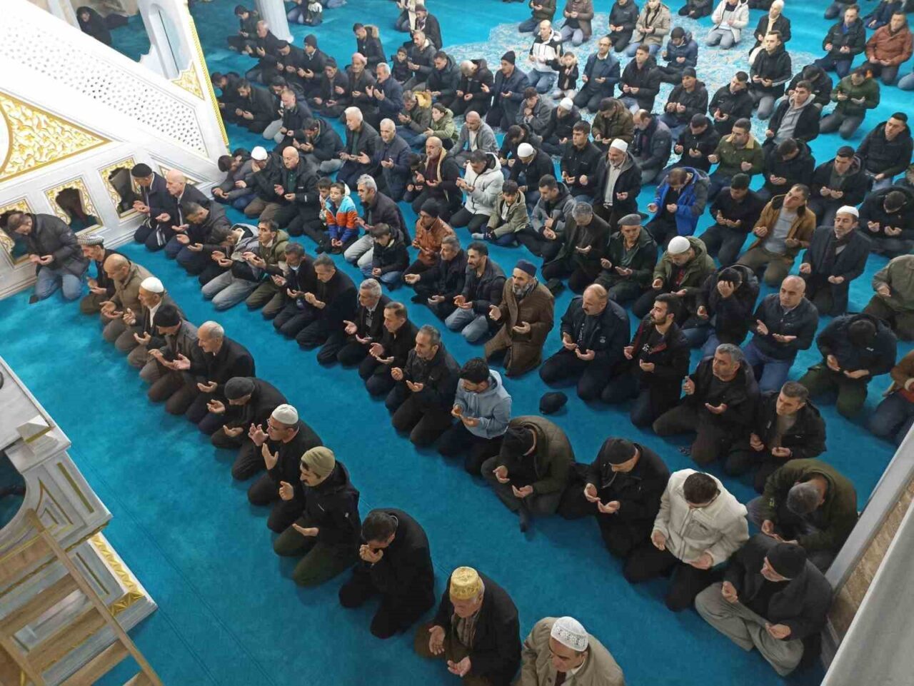 Hakkari’de Berat Kandili, camilerde yoğun ilgiyle kutlandı. Ulu Camii'nde düzenlenen