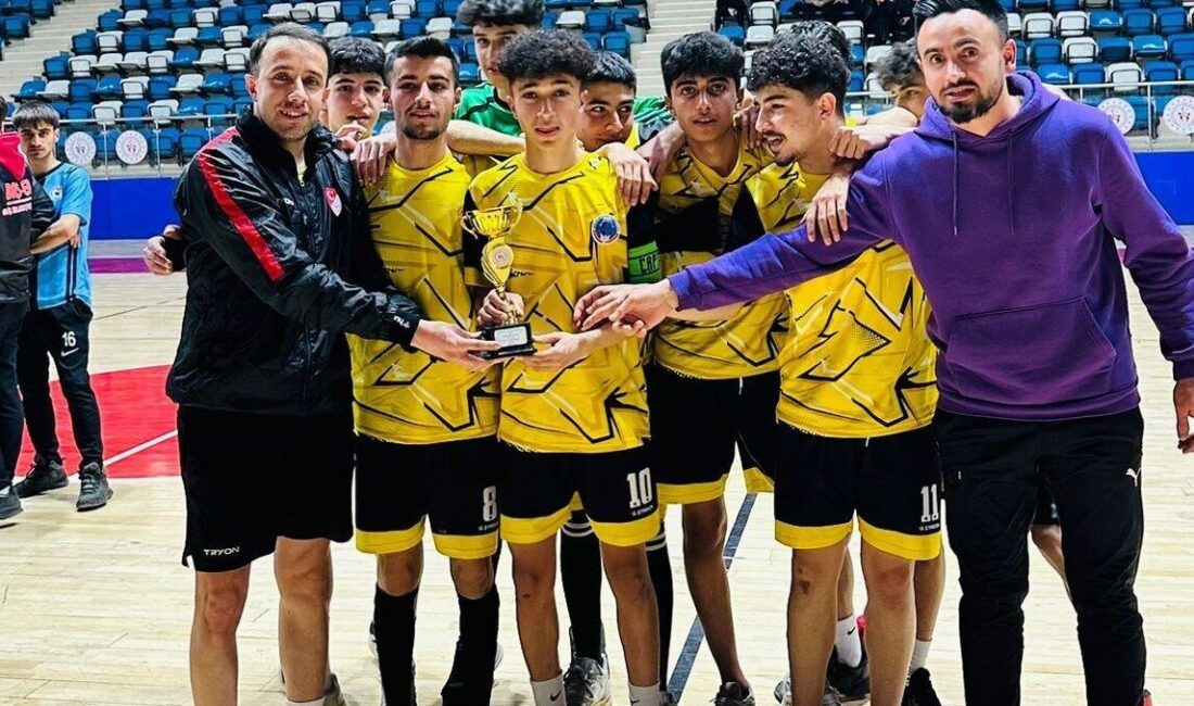 Hakkari’de düzenlenen futsal müsabakaları başarıyla tamamlandı Hakkari Gençlik ve Spor İl Müdürlüğü'nce düzenlenen futsal turnuvası sona