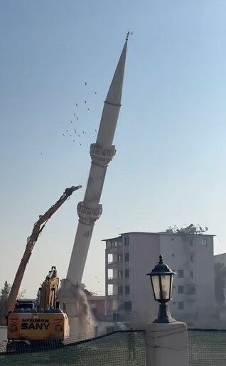 Hatay'ın Kırıkhan ilçesindeki Kas-ı Arifan Camii'nin ağır hasarlı minaresi, kontrollü
