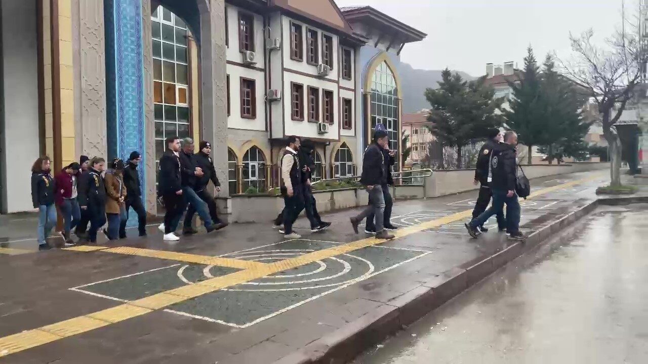 Amasya'da sosyal medya üzerinden yardım toplarken dolandırıcılık yapan 8 şahıstan