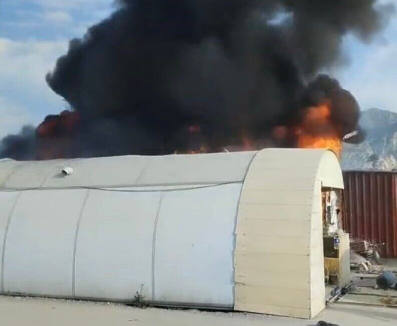 Yangın, Antakya’daki konteyner kentte depremzede ailelere ait 4 konteyneri küle çevirdi. Hatay'ın Antakya ilçesinde, depremzedelerin yaşadığı 4 konteyner yangında tamamen yandı.