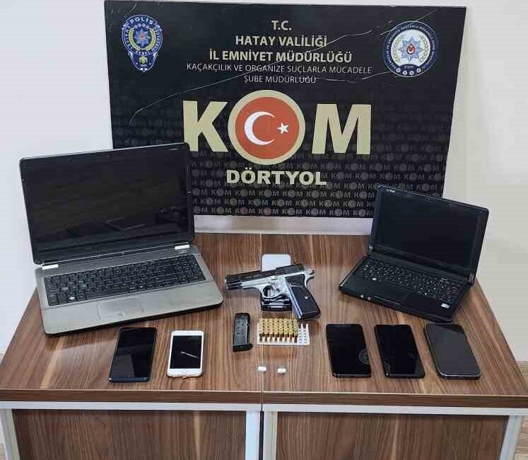 Hatay’da Kaçakçılıkla Mücadele Kapsamında Çok Sayıda Malzeme Ele Geçirildi Hatay'da polis, kaçakçılık ve organize suçlarla mücadelede önemli bir operasyon