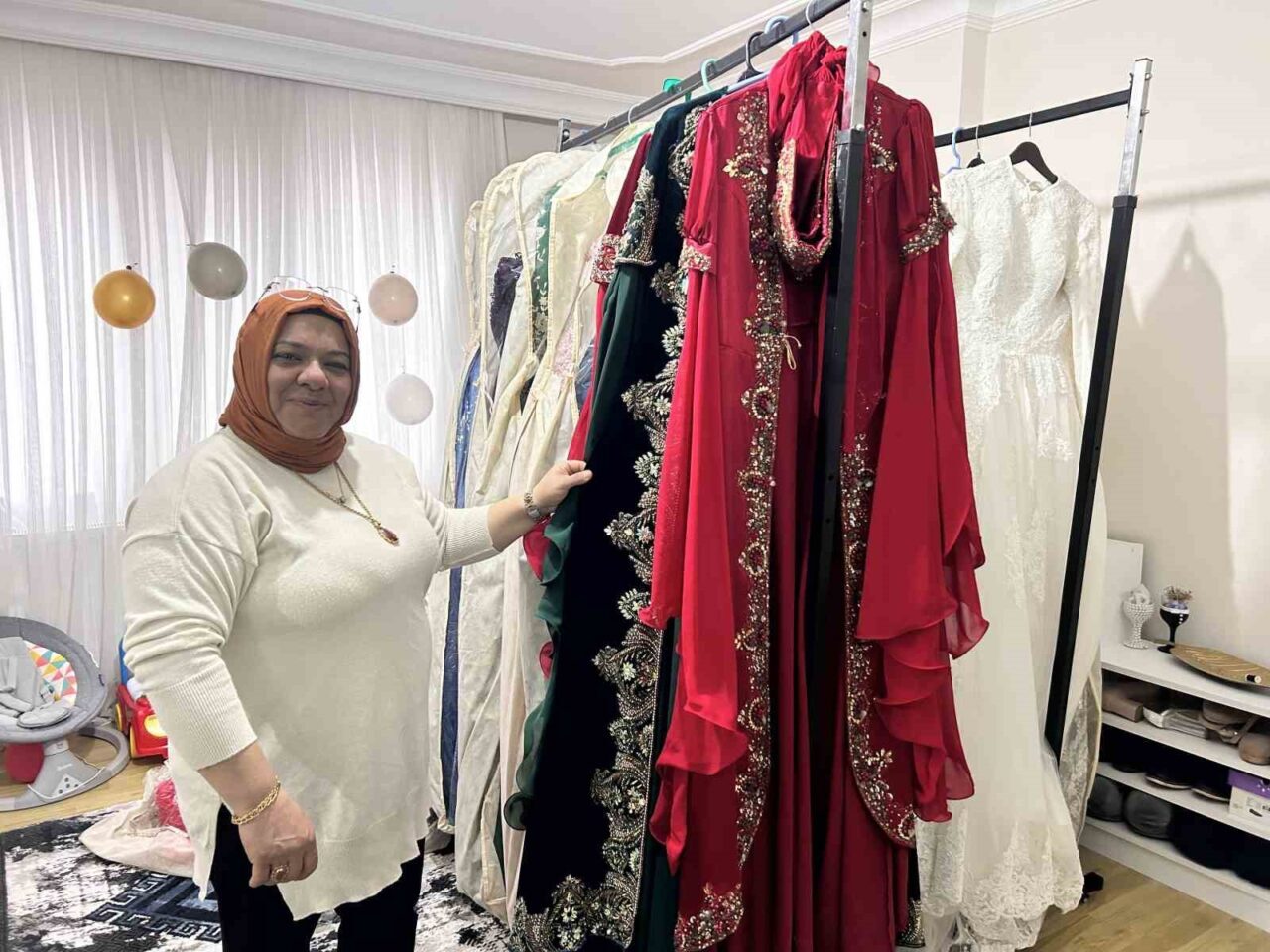 Hatay'da Ayşegül Yıldız Sever, depremzedelere destek vermek amacıyla 500 bin
