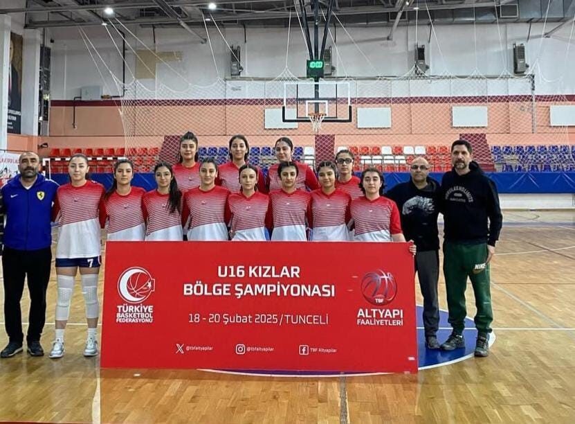 Dersim Akademi Spor Kız Basketbol Takımı, Bölge Şampiyonası’nda başarısını kanıtladı ve Türkiye Yarı Finallerine katılma hakkı kazandı. Dersim Akademi Spor Kız Basketbol Takımı, Tunceli'de gerçekleştirilen U16 Kızlar
