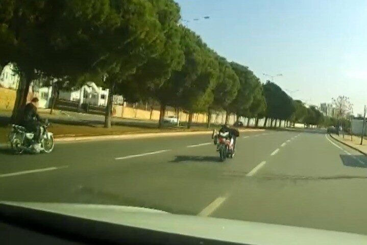 Kahramanmaraş'ta ehliyetsiz motosiklet kullanan iki sürücü, akrobatik hareketler yaparak trafiği
