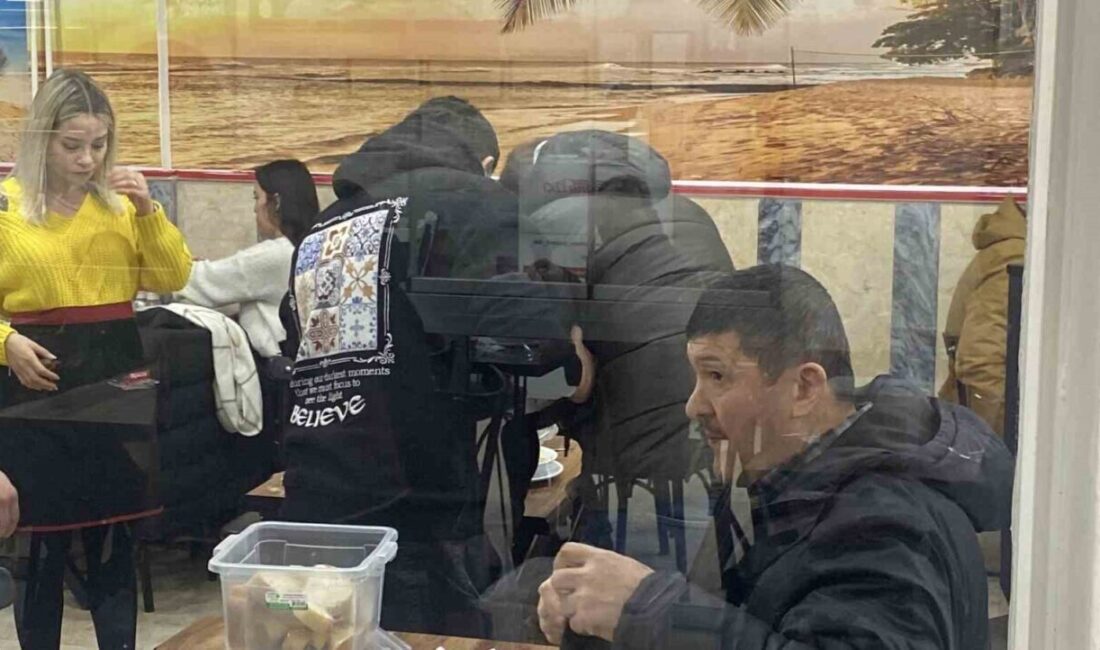 Eskişehir’de yemeği sırasında boğazına ekmek parçası kaçan adam, arkadaşının müdahalesiyle hayata döndü. Eskişehir'de bir lokantada yemek yerken boğazına ekmek parçası kaçan bir