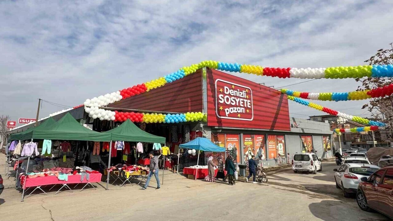 Denizli Sosyete Pazarı, uygun fiyatlı dünya markalarıyla vatandaşların ilgisini çekiyor.
