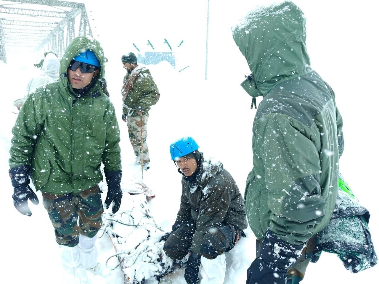 Hindistan'ın Uttarakhand eyaletinde meydana gelen çığ sonucu 41 kişi kar