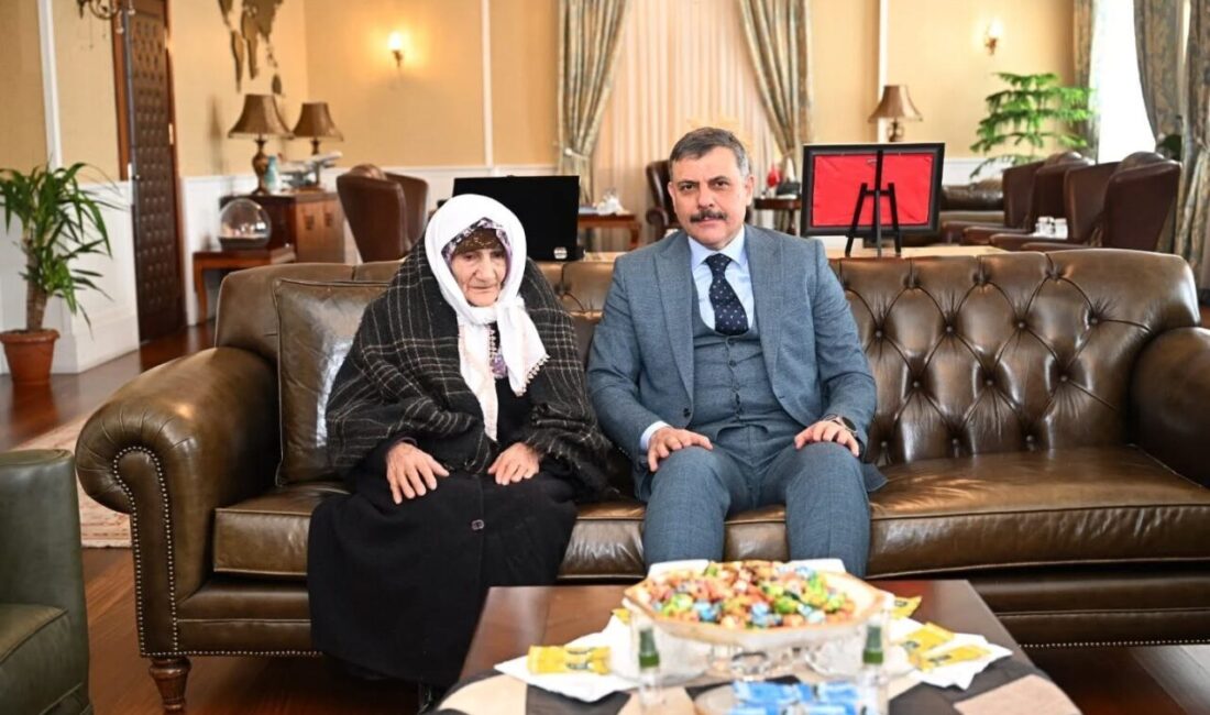 Yüz Yaşındaki Hüsna Turhan, Erzurum Valisi Mustafa Çiftçi’yi Ziyaret Etti Yüz yaşını aşan Hüsna Turhan, Erzurum Valisi Mustafa Çiftçi’yi makamında