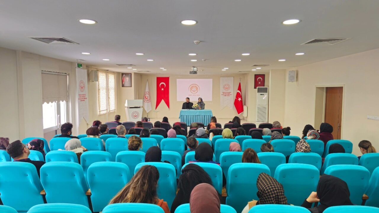 Erzincan'da 2025 Türkiye Aile Yılı kapsamındaki söyleşide, "Huzurun, Mutluluğun Kaynağı