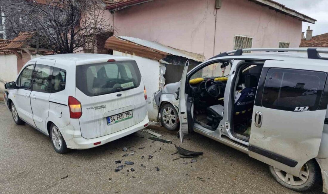 Alaca’da İki Hafif Ticari Araç Çarpıştı, Sürücüler Sağ Salim Kurtuldu Çorum'un Alaca ilçesinde, Mustafa Ü. ve İsmail K. yönetimindeki iki