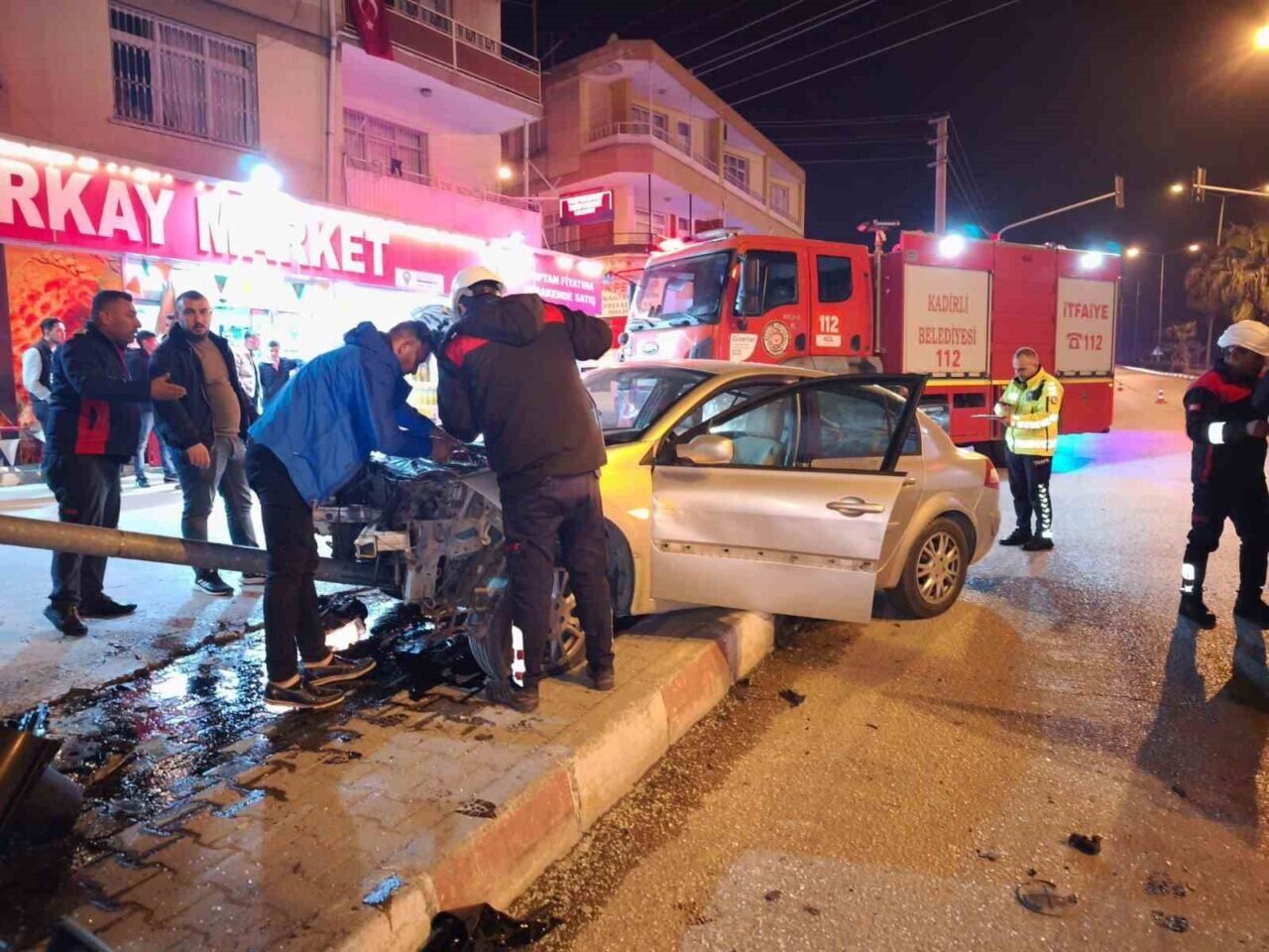 Osmaniye'nin Kadirli ilçesinde P.C. yönetimindeki otomobil ile M.K.'nın aracı çarpıştı.
