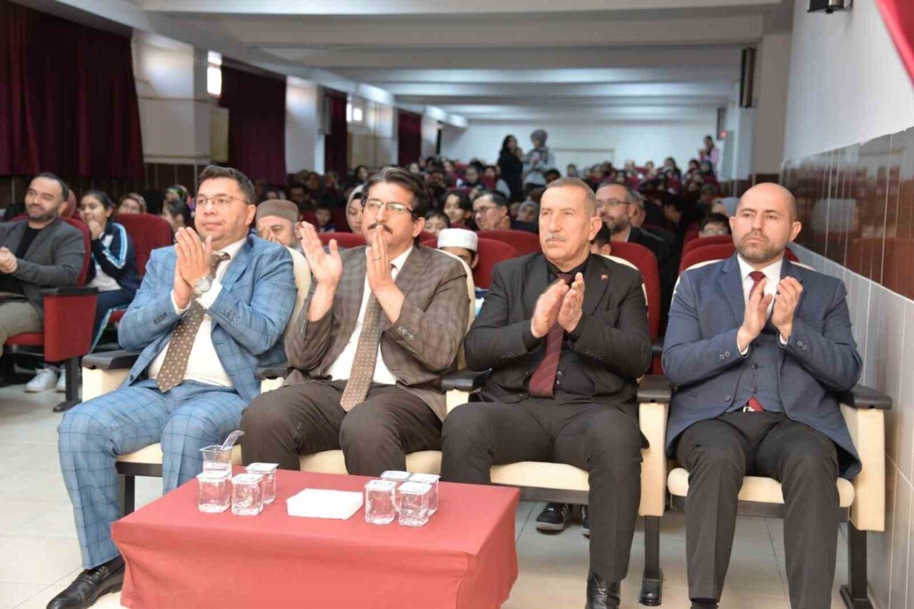 Kahramankazan İmam Hatip Ortaokulu, 'Anne-Baba Benimle İlmihal Oku' yarışmasında ödül