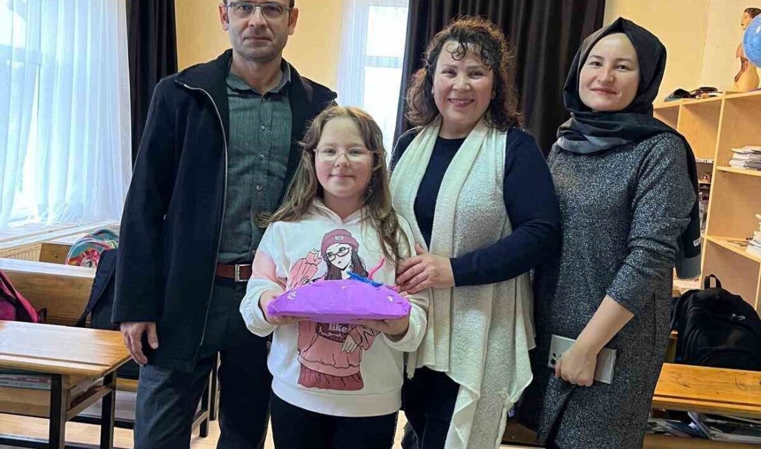 Balya Yenikavak İlkokulu Öğrencisi İnci Bayram, Türkiye İkincisi Olarak Büyük Bir Başarı Elde Etti! Balya Yenikavak İlkokulu'ndan 3. sınıf öğrencisi İnci Bayram, Balıkesir'de düzenlenen