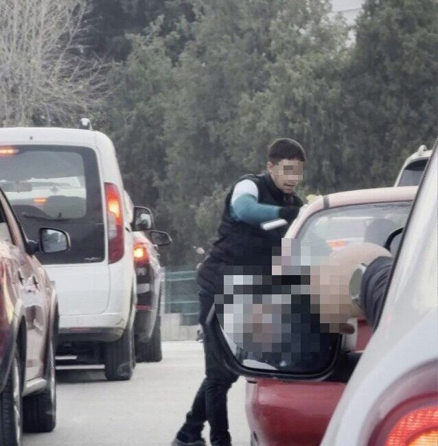 Adana’da cam silen kişiler trafikte tehlike oluştururken, sürücüler duruma isyan etti ve valilikten yardım talep etti. Adana'da trafik güvenliğini tehdit eden cam silen ve zorla para