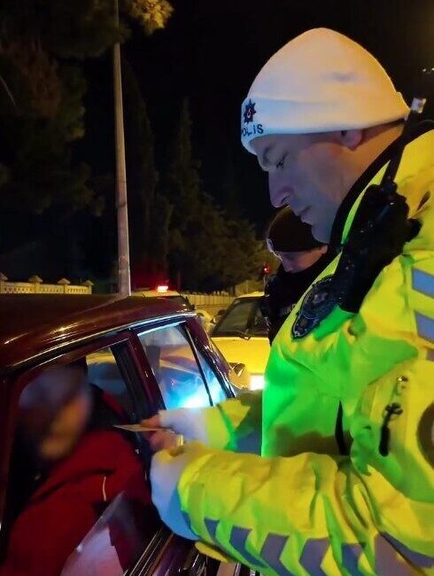 Isparta’da Akşam Saatlerinde Yapılan Denetimlerde 16 Sürücüye Ceza Verildi Isparta'da akşam saatlerinde polis ve bekçiler tarafından gerçekleştirilen denetimlerde 141