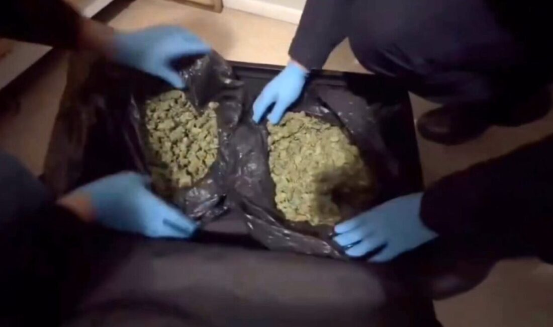 Isparta’da uyuşturucu operasyonunda bir kişi yakalandı, 1 kilo skunk ele geçirildi. Isparta İl Jandarma Komutanlığı, uyuşturucu ile mücadele kapsamında Gönen ilçesinde