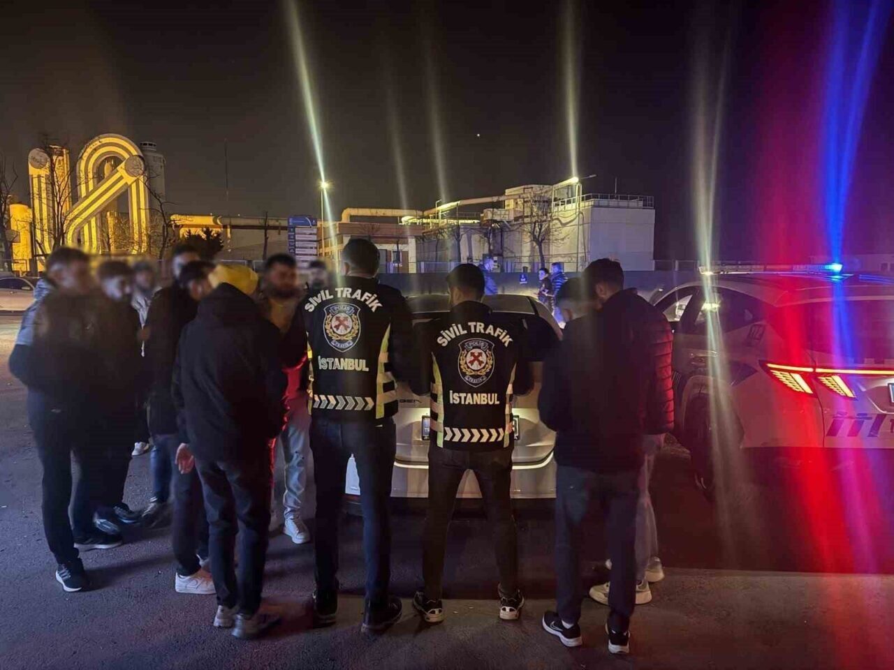 İstanbul'un Avcılar ilçesinde D-100 kara yolunda modifiye ve ses sistemi