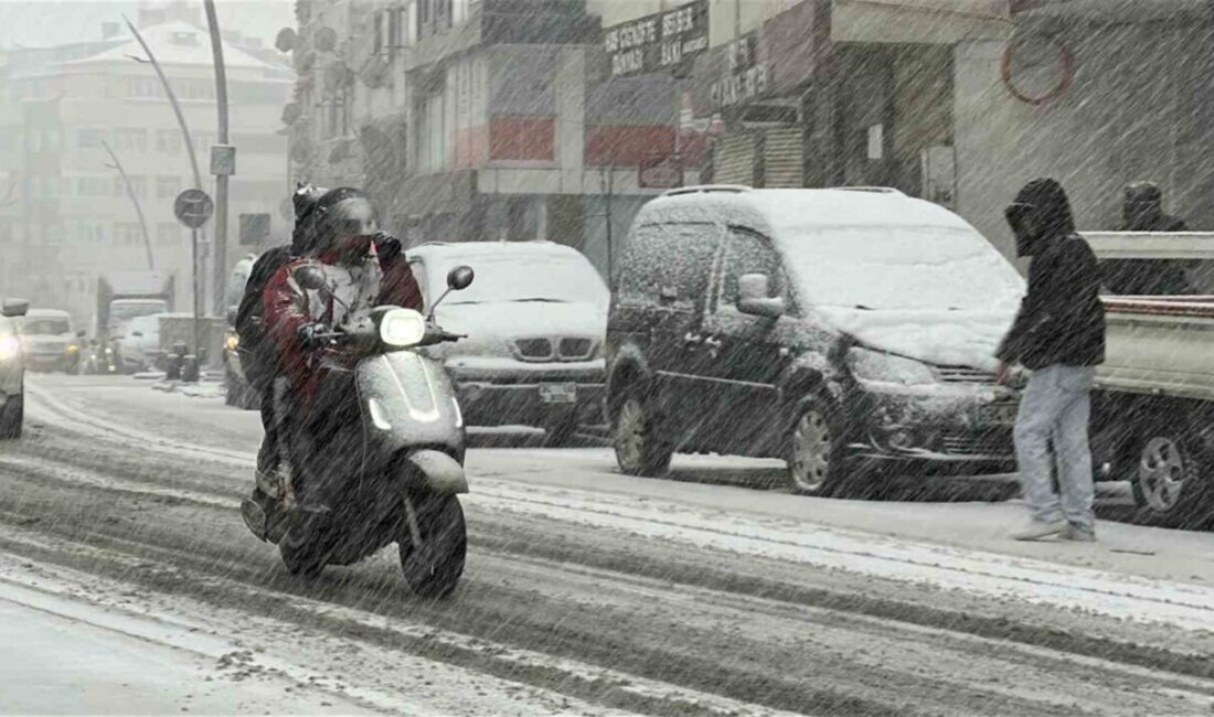 İstanbul’da Kar Yağışı Başladı, Trafikte Sorunlar Yaşanıyor Meteoroloji Genel Müdürlüğü'nün uyarıları sonrası İstanbul'da kar yağışı başladı. Özellikle