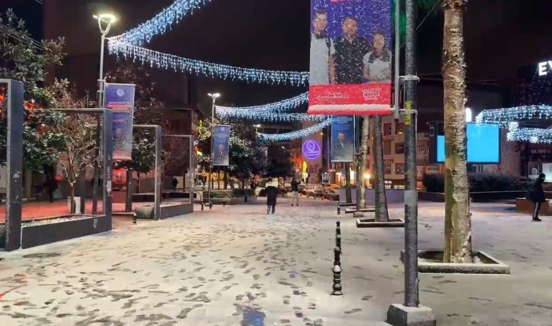 İstanbul’da Kar Yağışı Esenyurt’ta Araçların Kaymasına Neden Oldu İstanbul’da kar yağışı etkisini sürdürürken, Esenyurt'ta birçok araç yolda kalma