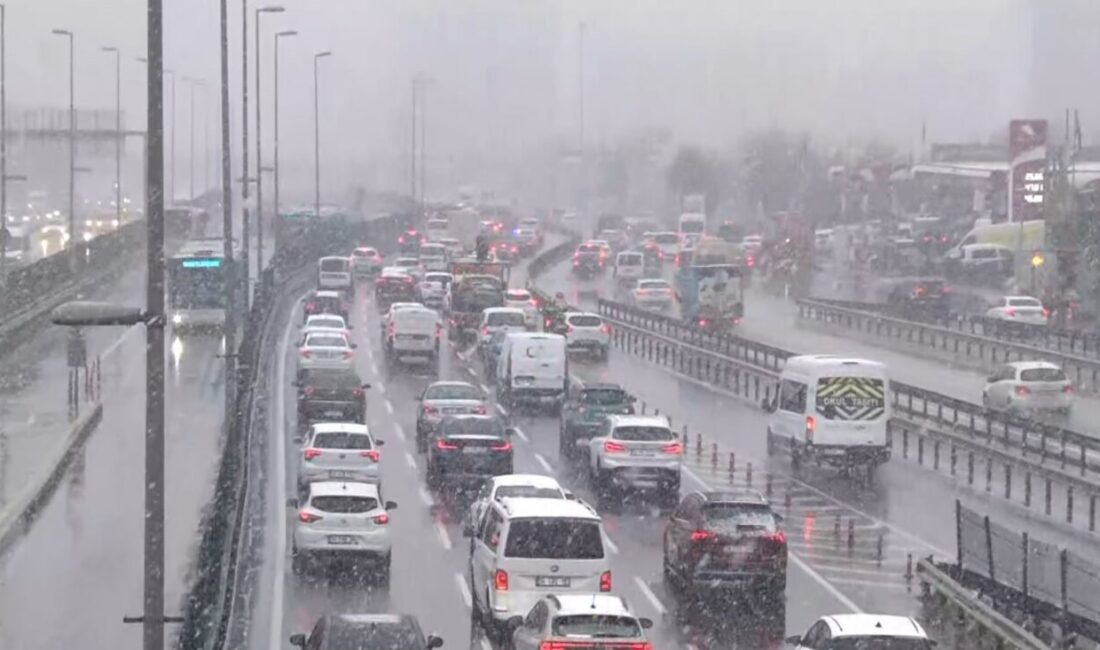 İstanbul’da Aniden Bastıran Kar, Trafikte Aksamalara Neden Oldu İstanbul'da aniden başlayan kar yağışı, saat 16.00'da etkisini artırarak trafiği