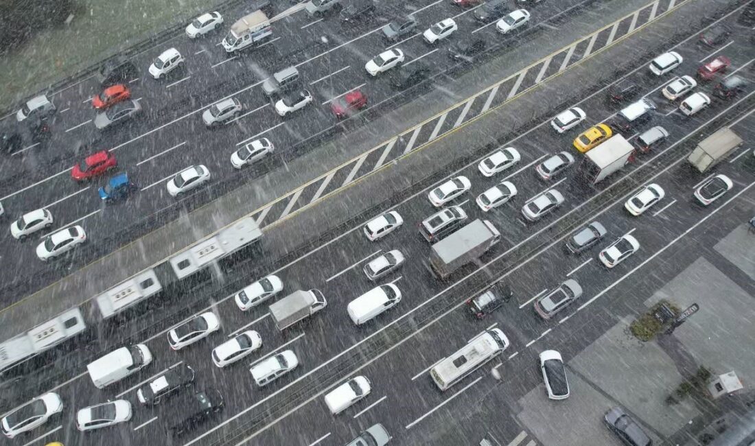 İstanbul’da Kar Yağışı Sonrası Trafik Yoğunluğu Yüzde 90’a Ulaştı İstanbul'da sabah saatlerinde başlayan kar yağışı trafiği olumsuz etkiledi ve
