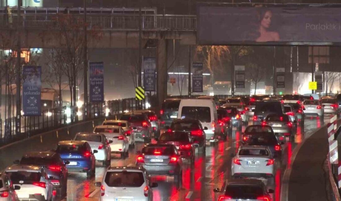 İstanbul’da Yağmur Sonrası Mesai Trafiği Yoğunlaştı İstanbul'da haftanın ilk iş günü yağmur nedeniyle trafik yoğunluğu arttı.