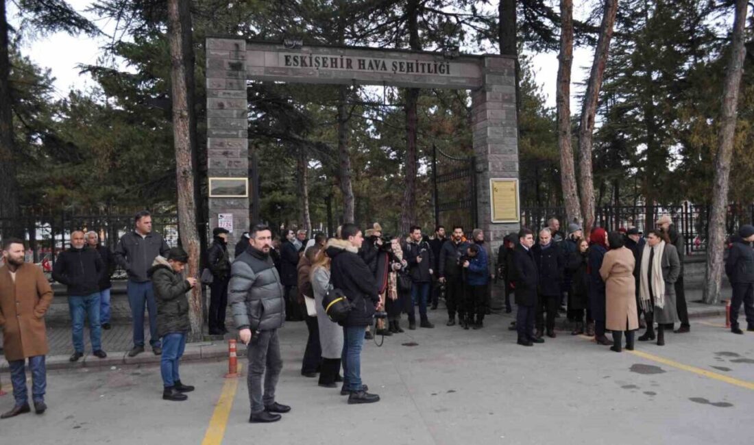 Müsavat Dervişoğlu’nun Eskişehir Ziyareti Gecikti, Şehit Aileleri Soğukta Bekledi İYİ Parti Genel Başkanı Müsavat Dervişoğlu, Eskişehir'deki Hava Şehitliği'ni ziyaretinde