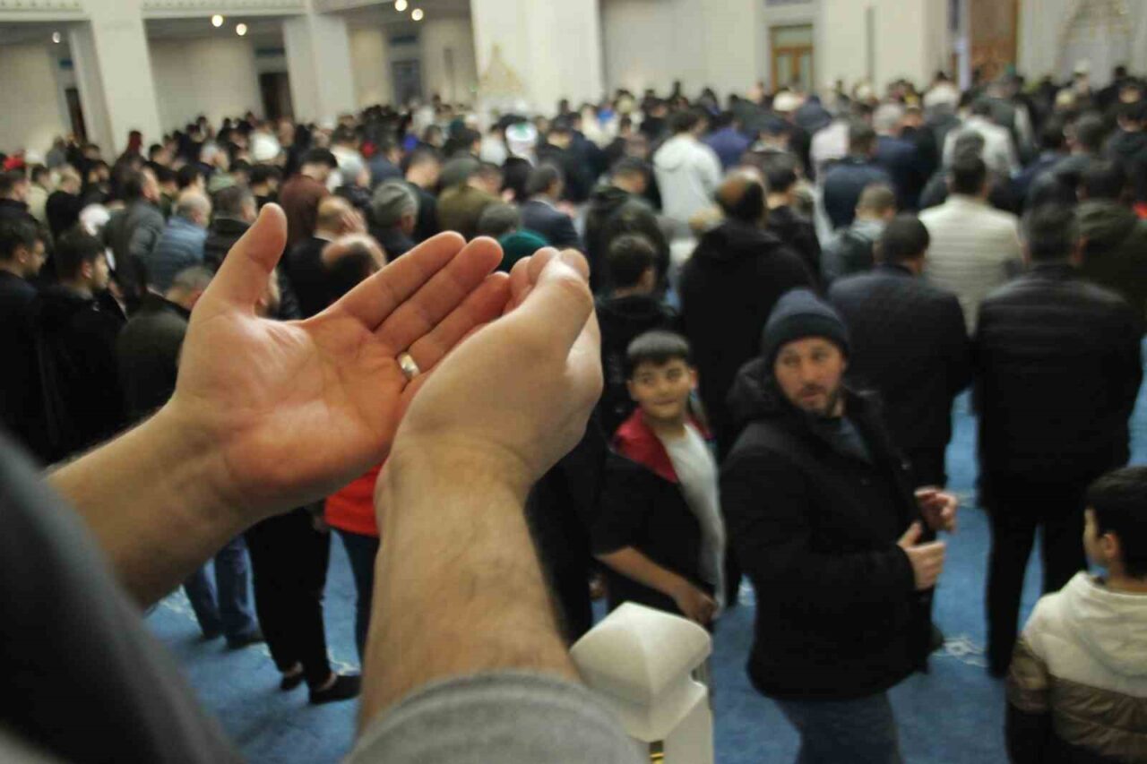 İzmir'de Ramazan'ın ilk teravih namazı coşkuyla kutlandı. Bilal Saygılı Camii'nde