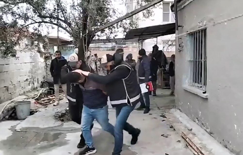 İzmir’in Bergama ilçesinde düzenlenen operasyonda silah ve uyuşturucu ticareti yapan
