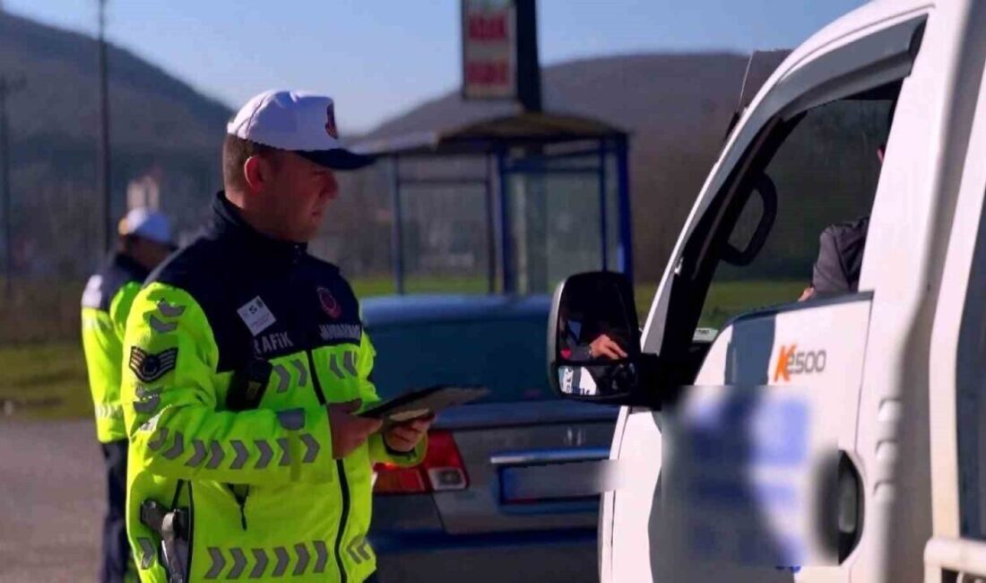 Sakarya’da Jandarma Ocak Ayında 165 Bin Araç Kontrol Etti, 928 Araç Trafikten Men Edildi Sakarya'da jandarma, ocak ayında 165 bin 800 aracı denetleyerek 928