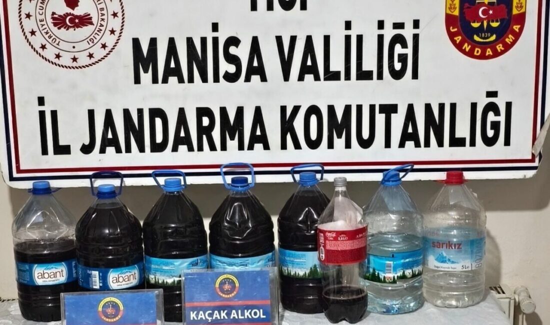 Manisa Salihli’de Jandarma, Kaçak İçecek ve Ruhsatsız Tüfek Ele Geçirdi Manisa'nın Salihli ilçesinde A.E. adlı şahsın evinde yapılan aramada 90