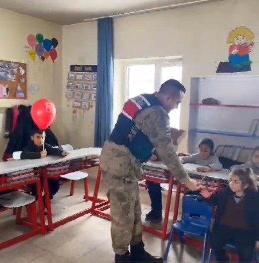 Jandarma, Bitlis’te Öğrencilerle Bir Araya Gelerek Hediyeler Dağıttı Bitlis İl Jandarma Komutanlığı, Tatvan ilçesindeki Örenlik Köyü İlkokulunu ziyaret