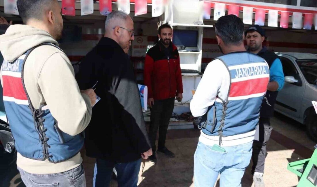 Gaziantep’te Jandarma Ekipleri, Esnafa ve Vatandaşa Siber Dolandırıcılıkla Mücadele Yöntemlerini Anlattı Gaziantep İl Jandarma Komutanlığı, Mavikent Oto Sanayi Sitesi'nde esnaf ve