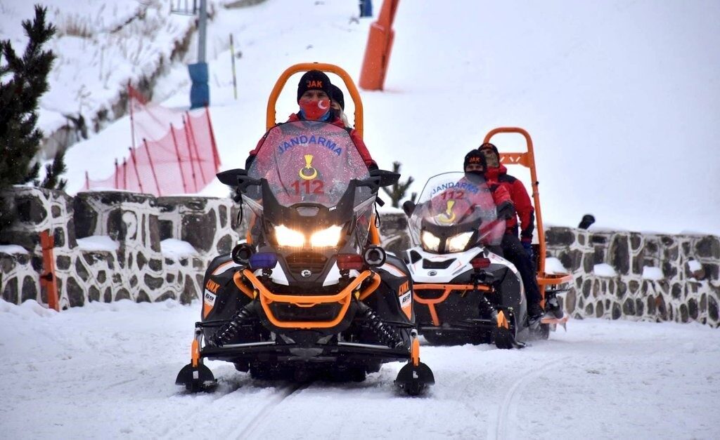 Erzurum'daki Palandöken Kayak Merkezi'nde, yasaklı bölgede snowboard yaparken Jandarma'nın uyarılarına