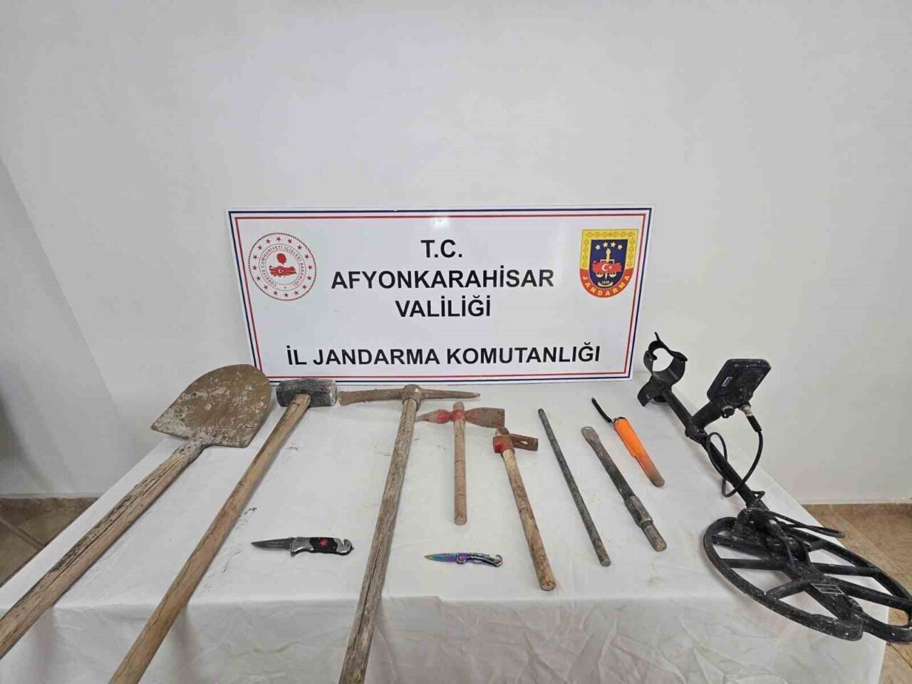 Afyonkarahisar'ın Emirdağ ilçesinde, izinsiz define kazısı yapan Y.B., B.Y. ve