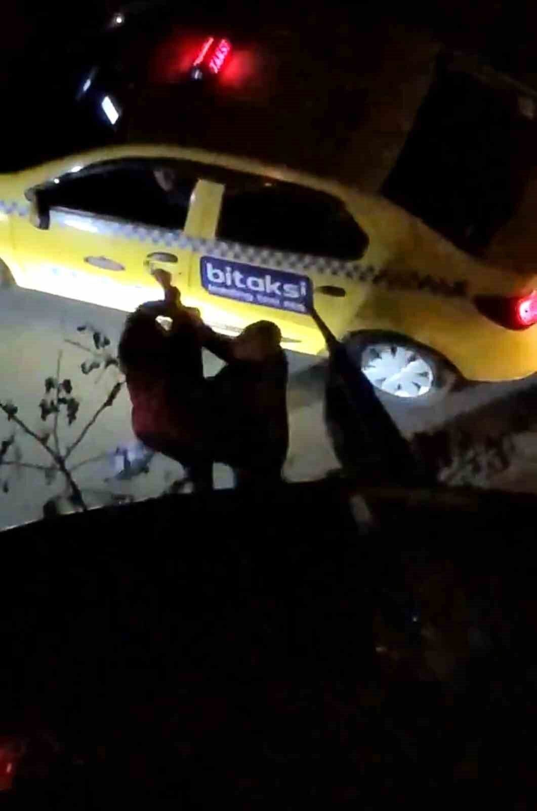 Kadıköy'de bir kadın yolcu ile vatandaş arasında taksinin ters yönde