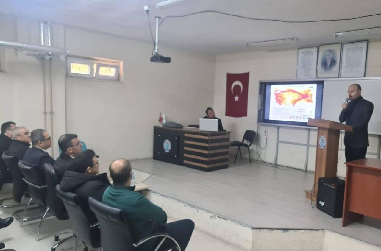 Sarıgöl'de 6 Şubat depremlerinin anma programı gerçekleştirildi. Kaymakam Halil Dalak