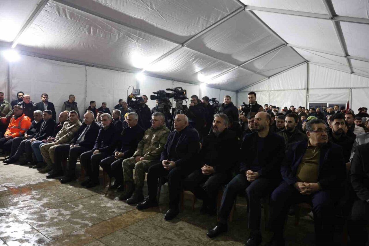 Kahramanmaraş'ta 6 Şubat depremlerinin yıl dönümünde anma etkinliği düzenlendi. Vali